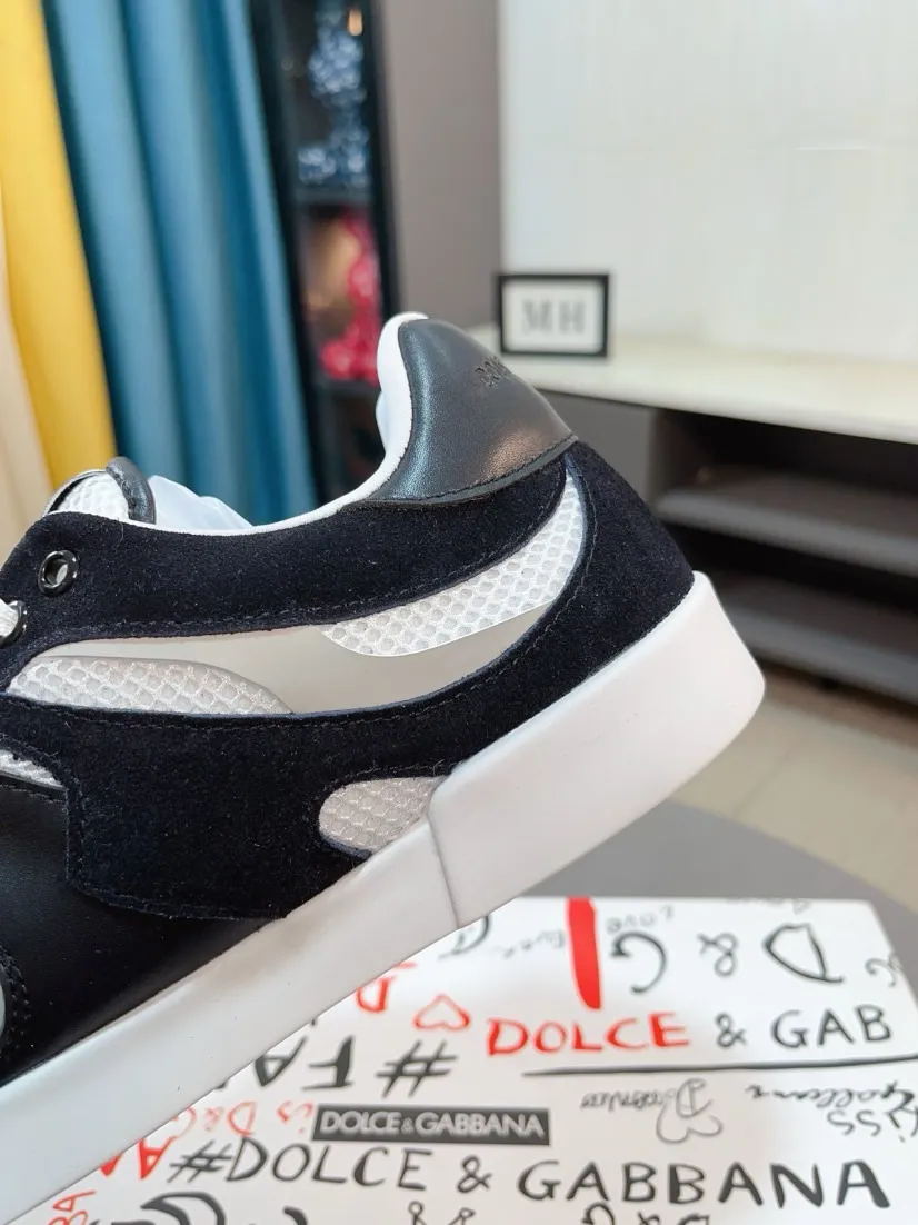 Men's shoes 💰440🌹🌹"Dolce & Gabbana DG" original imported first-layer cowhide ➕ sheepskin lining, light on the foot, comfortable, versatile, original special outsole 🔥favored by trendy men, welcome to compare quality 🔥exquisite luxury, super A level! Compared with the genuine product at the counter, the version is no worse at all! Code number 36-46